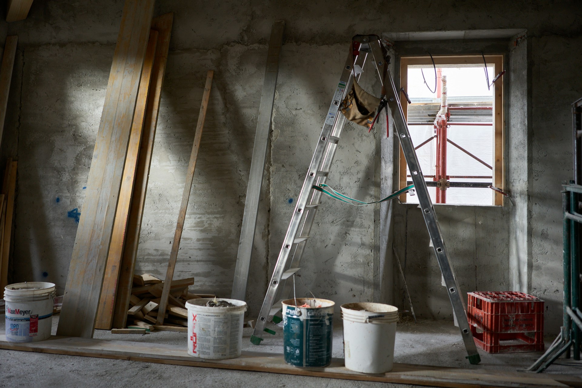 Renovierungsarbeiten – Handwerker streicht Wand